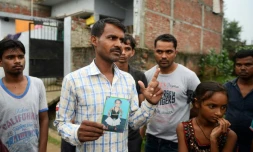 Mohammad Zahid, qui a perdu sa fille de cinq ans Khushi, tient la photographie de celle-ci le 14 août 2017 à Gorakhpur en Inde