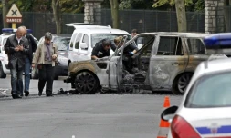 Des enquêteurs  le 21 septembre 2011 à Orly après le braquage d'un dépôt de fonds