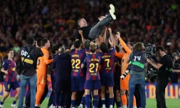 L'entraineur du Barça Hansi Flick porté en triomphe par ses joueurs après la victoire dans le Clasico face au Real Madrid, synonyme de titre de champion d'Espagne, le 10 mai 2026 au Camp Nou