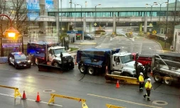 Des véhicules bloquant cÎté canadien l'accÚs à la frontiÚre sur le pont Rainbow Bridge, à Niagara Falls, dans la province canadienne de l'Ontario, le 22 novembre 2023, aprÚs qu'une voiture eut explosé et fait un ou deux morts