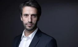 Le président du Comité d'organisation des Jeux olympiques et paralympiques de Paris 2024, Tony Estanguet, pose lors d'une séance photo au Palais Brongniart où il assiste à la sixième édition du Forum de Paris sur la paix, le 11 novembre 2023