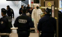 Des experts de la police scientifique sur les lieux de l'attaque à la Gare de Lyon à Paris le 3 février 2024