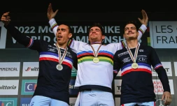 Podium 100% français avec le vainqueur Loïc Bruni entouré de son dauphin Amaury Pierron et Loris Vergier (à droite) aux Mondiaux de VTT aux Gets, le 27 août 2022 