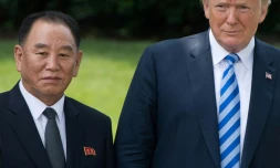 Le président américain Donald Trump pose à la Maison-Blanche avec l'émissaire nord-coréen Kim Yong Chol le 1er juin 2018