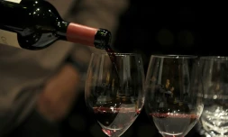 Beaucoup de pays sont trop laxistes avec l'alcool, émettant des recommandations de santé publique qui exposent les consommateurs à un risque important, ont affirmé vendredi des chercheurs dans une étude publiée par The Lancet