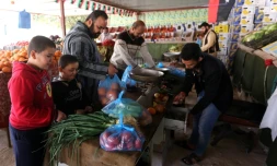 Les Libyens sortent à nouveau de chez eux pour faire leurs emplettes, le 29 février 2016 dans la ville de Sabrata, à l'ouest de la capitale Tripoli