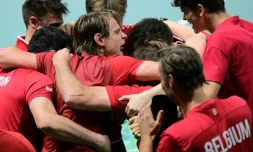 Les Belges savourent leur succès contre la France en Coupe Davis après le simple remporté par Zizou Bergs (au centre) face à Arthur Rinderknech, le 18 novembre 2025 à Bologne 