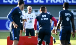 Le sélectionneur Didier Deschamps (2g) lors d'une séance d'entraînement de l'équipe de France à Clairefontaine, le 3 septembre 2016   
