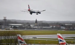 Un avion de British Airway atterrit l'aéroport de Gatwick à Londres, le 21 décembre 2018