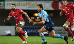 Le Sud-Africain de Montpellier François Steyn (c) passe le ballon lors du match contre Lyon à l'Altrad Stadium, le 23 décembre 2017