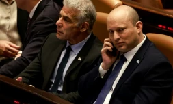Le ministre israélien des Affaires étrangères Yair Lapid (à gauche) et le Premier ministre sortant Naftali Bennett, assistent à une réunion à la Knesset (arlement), à Jérusalem, le 30 juin 2022