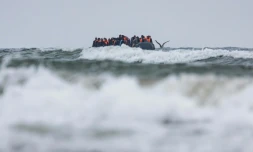 Des migrants au large de Neufchatel-Hardelot (nord de la France) tentent de traverser la Manche le 13 août 2025