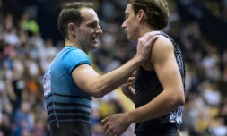 Le Suédois Armand Duplantis (d) et le Français Renaud Lavillenie pendant le All Star Perche le 23 février 2020 à la Maison des Sports à Clermont-Ferrand