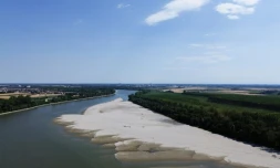 Vue aérienne d'un banc de sable sur le fleuve Pô à Pontelagoscuro, dans le nord-est de l'Italie, le 25 juin 2026