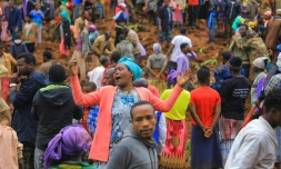 Photo publiée le 22 juillet 2024 par le département de la communication de la zone administrative de Gofa, dans le sud-ouest de l'Ethiopie, montrant des personnes sur les lieux d'un glissement de terrain