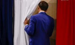 Le président Emmanuel Macron entre dans l'isoloir pour voter au premier tour des élections législatives dans un bureau de vote du Touquet, dans le Pas-de-Calais, le 30 juin 2024