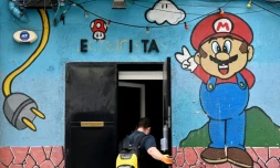 Un homme ouvre son magasin de matériel électrique à Madrid le 4 mai 2020, pour la premiÚre fois depuis prÚs de 50 jours