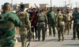 Des forces de sécurité kurdes arrêtent un homme suspecté d'être membre de l'EI lors d'une patrouille dans les quartiers est de Kirkouk, le 22 octobre 2016