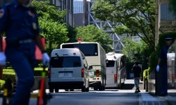 Un bus supposé transporter Michael Taylor et son fils Peter arrive au tribunal de Tokyo, le 19 juillet 2021
