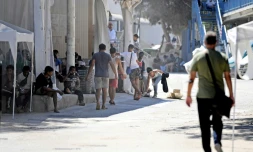 Des migrants dans le centre d'accueil de l'île italienne de Lampedusa le 4 août 2022