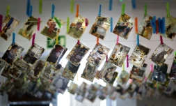 Des photos de famille, endommagées par la boue pendant les inondations, séchent sur des cordes à linge après leur nettoyage et restauration par des étudiants de l'Université des Beaux-Arts, le 2 octobre 2025 à Valence, en Espagne