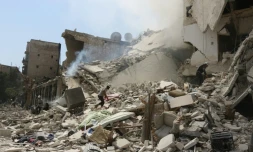 Des Syriens sont à la recherche de survivants dans les décombres aprÚs un raid à Alep, le 27 août 2016