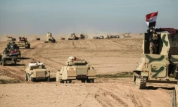 Des blindés des forces irakiennes se dirigent vers le village de Sheikh Younis, au sud de Mossoul, le 19 février 2017