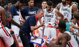 Le sélectionneur de l'équipe de France, Vincent Collet (c), donne ses directives lors du match de phase de groupes du Mondial face à l'Allemagne, à Shenzhen en Chine, le 1er septembre 2019