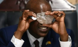Le président du Botswana Mokgweetsi Masisi tient le deuxième plus gros diamant du monde, le 22 août 2024, à Gaborone, au Bostwana