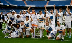 Les joueurs du Real Madrid célèbrent le 35e titre de champion d'Espagne du club, après leur victoire, 4-0 face à l'Espanyol Barcelone, lors de la 34e journée de LaLiga, le 30 avril 2022 au Stade Santiago Bernabeu