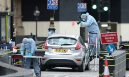 Des policiers à l'oeuvre sur le lieu de l'attentat à la voiture-bélier près du parlement à Londres, le 14 août 2018