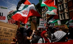 Des manifestants défilent en soutien aux Palestiniens à Gaza et contre la guerre entre l'Iran et Israël, le 21 juin 2025 à Londres