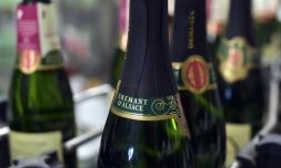 Des bouteilles de crémant d'Alsace, à Steinbach, au sud de la route des vins d'Alsace
