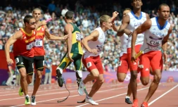 Oscar Pistorius, entouré des athlÚtes belges, polonais et cubains, le 9 août 2012 pendant les qualifications pour le 4x400 m des JO-2012 de Londres