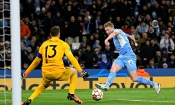 Kevin De Bruyne bat de près le gardien de l'Atletico Madrid Jan Oblak et scelle la victoire de Manchester City à domicile en C1, le 5 avril 2022 