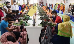 Dans une usine de vĂȘtements Ă Gazipur, au Bangladesh, le 15 mars 2021