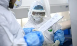 Un technicien examine des échantillons testés à Wuhan 