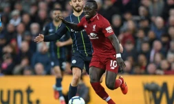 Le milieu de Manchester City Bernardo Silva poursuit Sadio Mané de Liverpool lors du match aller entre les deux équipes à Anfield, le 7 octobre 2018
