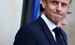 Le président français Emmanuel Macron se tient devant le palais présidentiel de l'Elysée à Paris, le 16 juin 2023