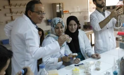 Le marocain Adnane Remmal, chef du laboratoire de biotechnologie de l'Université Sidi Mohamed Ben Abdallah de Fès, au centre du Maroc, avec son équipe le 30 juin 2017