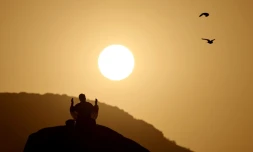 Un pĂšlerin musulman prie Ă l'aube au Mont Arafat, prĂšs de La Mecque, en Arabie saoudite, le 15 juin 2024