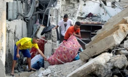 Palestiniens dans les décombres de leur maison après une frappe israélienne sur Rafah, dans le sud de la bande de Gaza, le 7 août 2022