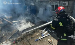 Photo prise et diffusée le 24 juin 2025 par le Service d'urgence de l'État ukrainien d'un pompier éteignant un incendie après une frappe de missile russe à Dnipro, dans l'est de l'Ukraine