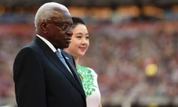 Le Sénégalais Lamine Diack, alors président de l'IAAF, lors de la cérémonie du podium du marathon aux Mondiaux d'athlétisme, le 22 août 2015 à Pékin