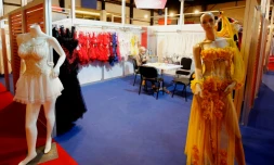 Des vĂȘtements fabriquĂ©s Ă partir de textile syrien, exposĂ©s Ă Beyrouth, le 20 janvier 2016