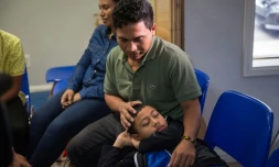 Un immigrant du Salvador et son fils de 10 ans dont le père dit avoir été séparé durant sa détention sont réunis le 17 juin 2018 dans un centre d'aide catholique de McAllen au Texas