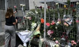 Une élève dépose une fleur sur les grilles du collège Françoise-Dolto à Nogent, au lendemain du meurtre d'une surveillante, le 11 juin 2025 en Haute-Marne