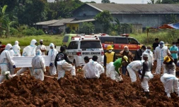 Enterrement de victimes du Covid-19 à Bekasi, dans l'ouest de l'île de Java, en Indonésie, le 7 juillet 2021