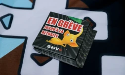Des autocollants sur une table lors d'un piquet de grève appelé par le Syndicat des travailleuses et travailleurs du jeu vidéo (STJV), près du bureau de l'entreprise "Don't Nod", à Paris, le 12 décembre 2024