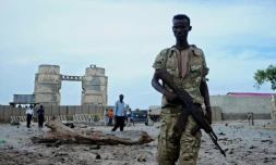 Un membre des forces de sécurité somaliennes près du site de l'attentat à Mogadiscio, le 9 mai 2016